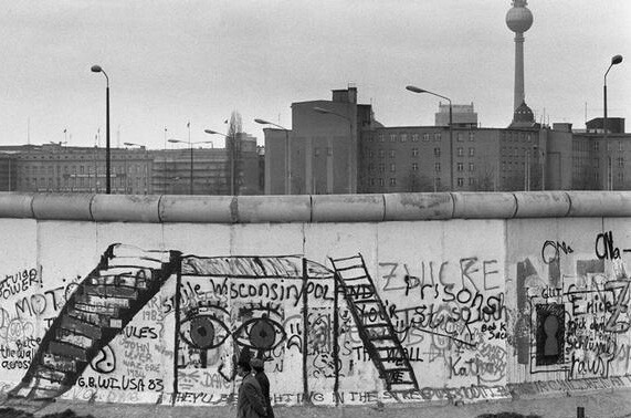Can you graffiti the berlin wall?