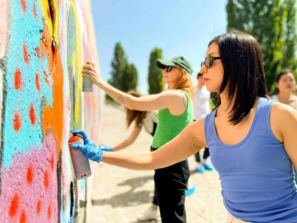 The Ultimate Berlin Graffiti Experience: Paint on the Berlin Wall