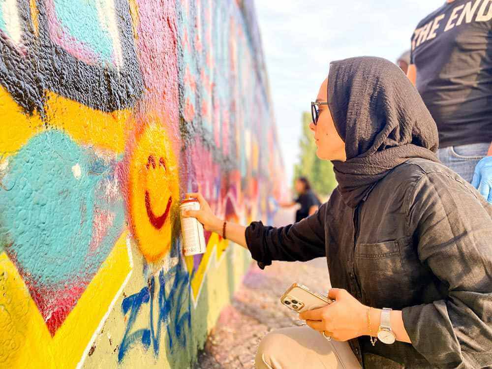Ungewöhnliche Aktivitäten in Berlin: Kunst an der Berliner Mauer erschaffen