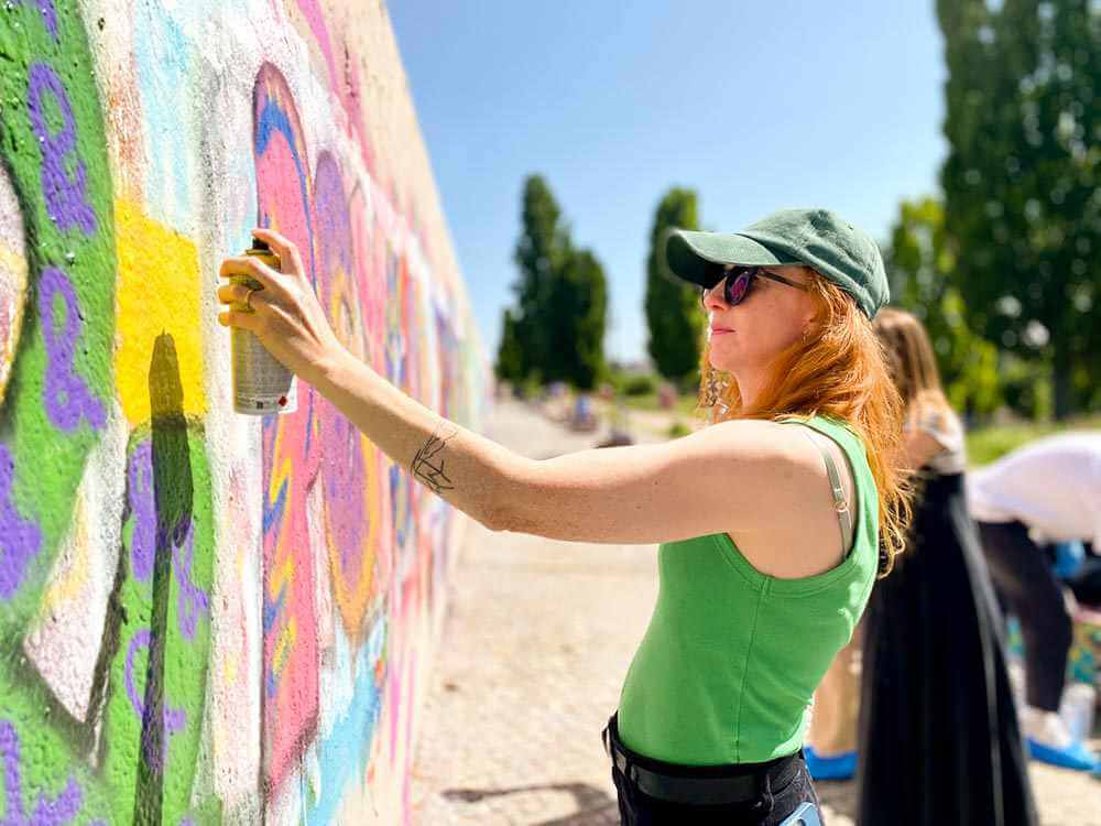 Kreative Geschenkidee Berlin: Teilnehmer nutzt einen Graffiti-Workshop Gutschein im Mauerpark.