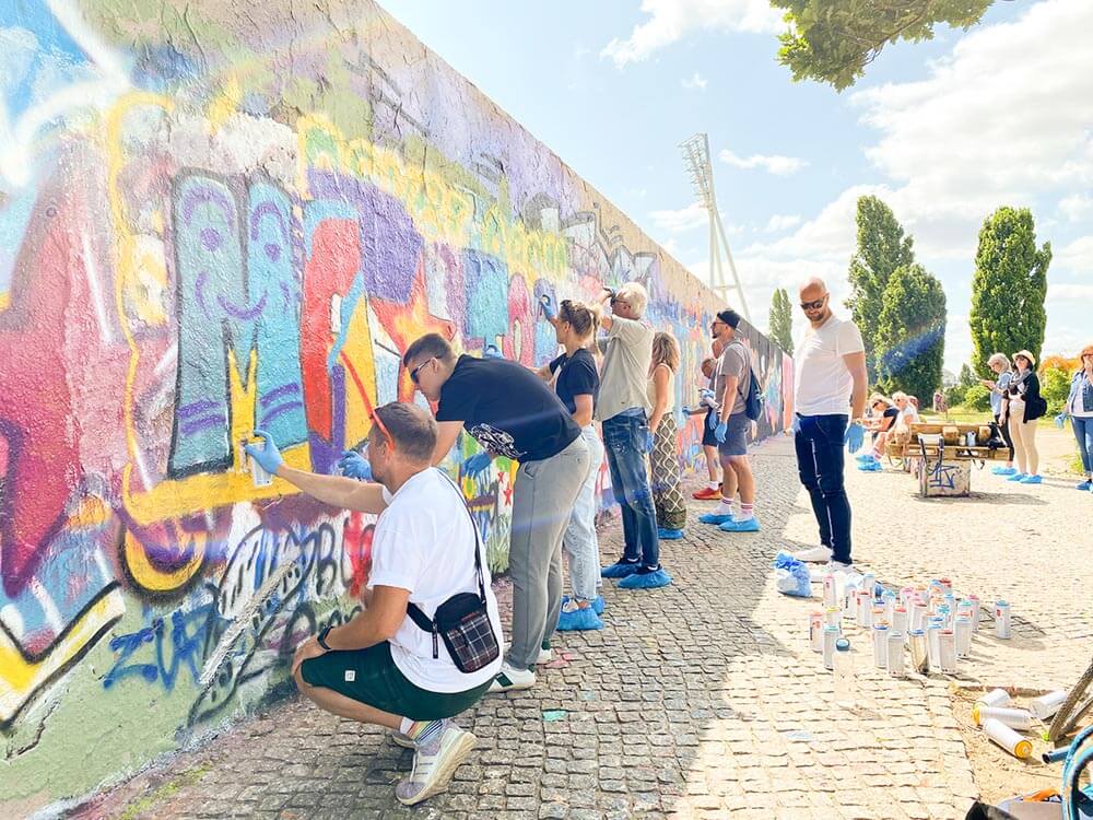 Professionelle Graffiti-Ausrüstung und Vorbereitung für ein groß angelegtes Teambuilding-Event in Berlin.