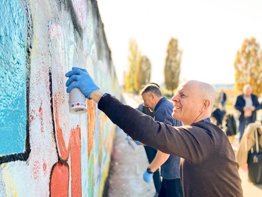 Umweltfreundliches Team-Event in Berlin mit Low-Pressure-Sprühdosen und nachhaltigen Praktiken.